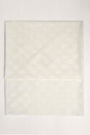 Tissu Le Coton Indien Tissé écru plié à plat, motif de pois tissés en relief visible sur l'ensemble de la pièce.