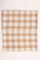 Tissu Le Carreau 008 écru à carreaux caramel façon vichy, plié en deux et vu de dessus.