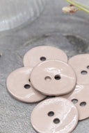 Gros plan sur les mêmes boutons en émail brillant, vue rapprochée révélant la texture lisse et la brillance de la matière.