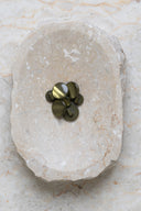 Autre vue rapprochée des boutons sur la pierre beige marbrée, sous un angle différent.