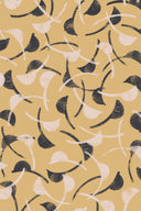 Vue à plat du tissu Windy moutarde, motif répété de feuilles courbes marine et écru sur fond moutarde.