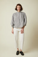 Patron Blouse Pochette – vue de face, blouse vichy noir et blanc, col officier, manches ballon – Atelier Brunette