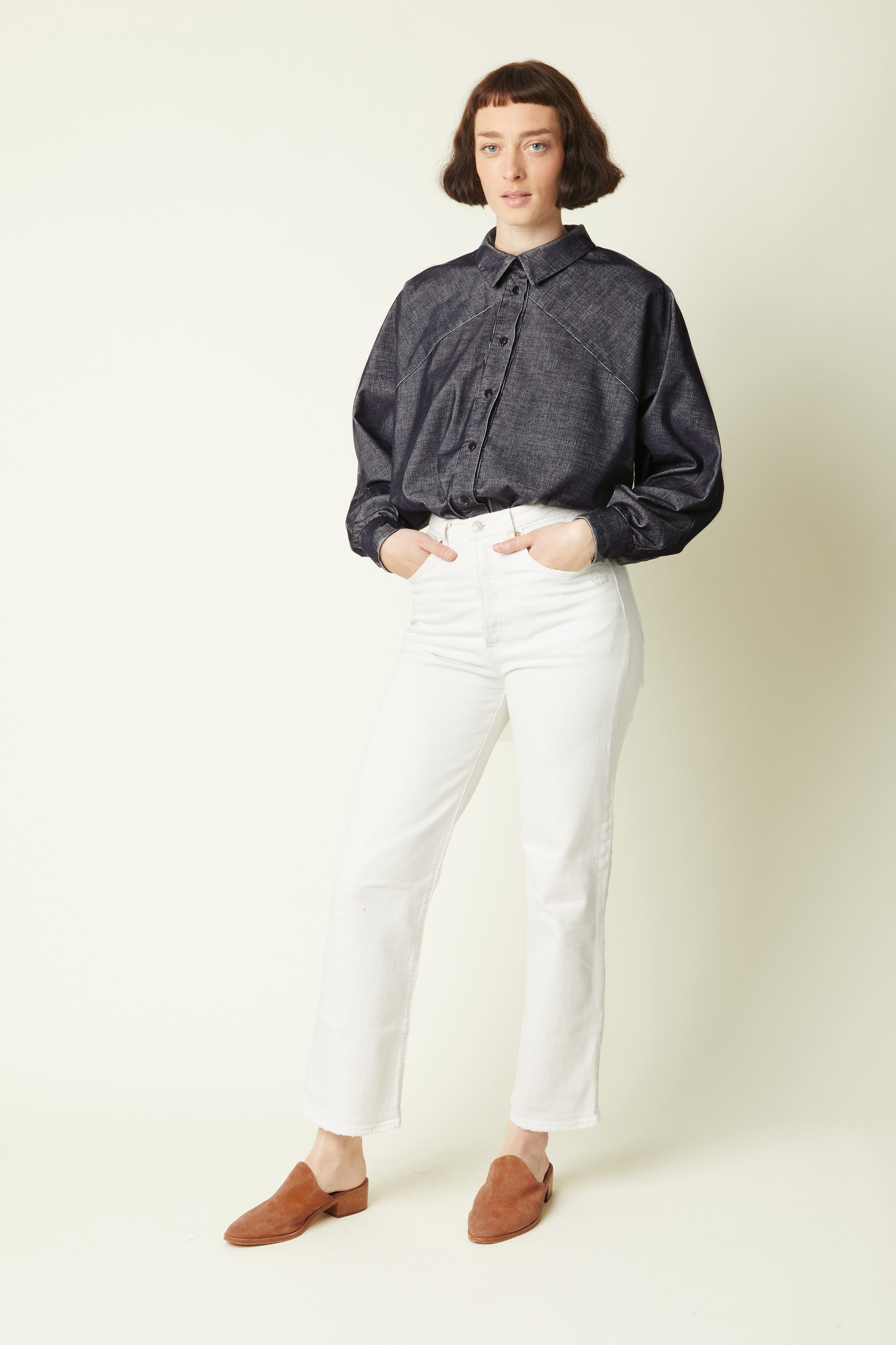 Shirt pattern – front view, shirt denim charcoal grey oversize, French collar, white jeans – Atelier Brunette