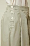 Patron Jupe Culotte – gros plan ceinture taille haute vert sauge, patte boutonnage côté – Atelier Brunette