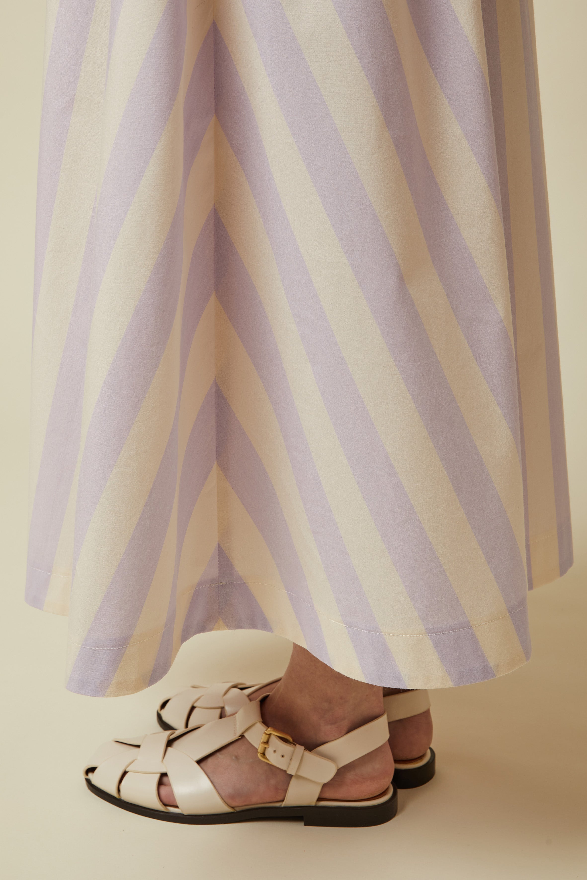 Patron Jupe Vertigo – détail bas de jupe rayée lilas, sandales blanches – Atelier Brunette