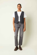 Patron LA Petite Veste – Face, gilet gris anthracite, poches plaquées et boutons, t-shirt blanc, jean gris – Atelier Brunette