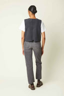 Patron LA Petite Veste – Dos, gilet gris anthracite, découpe V dans le dos, t-shirt blanc, jean gris – Atelier Brunette