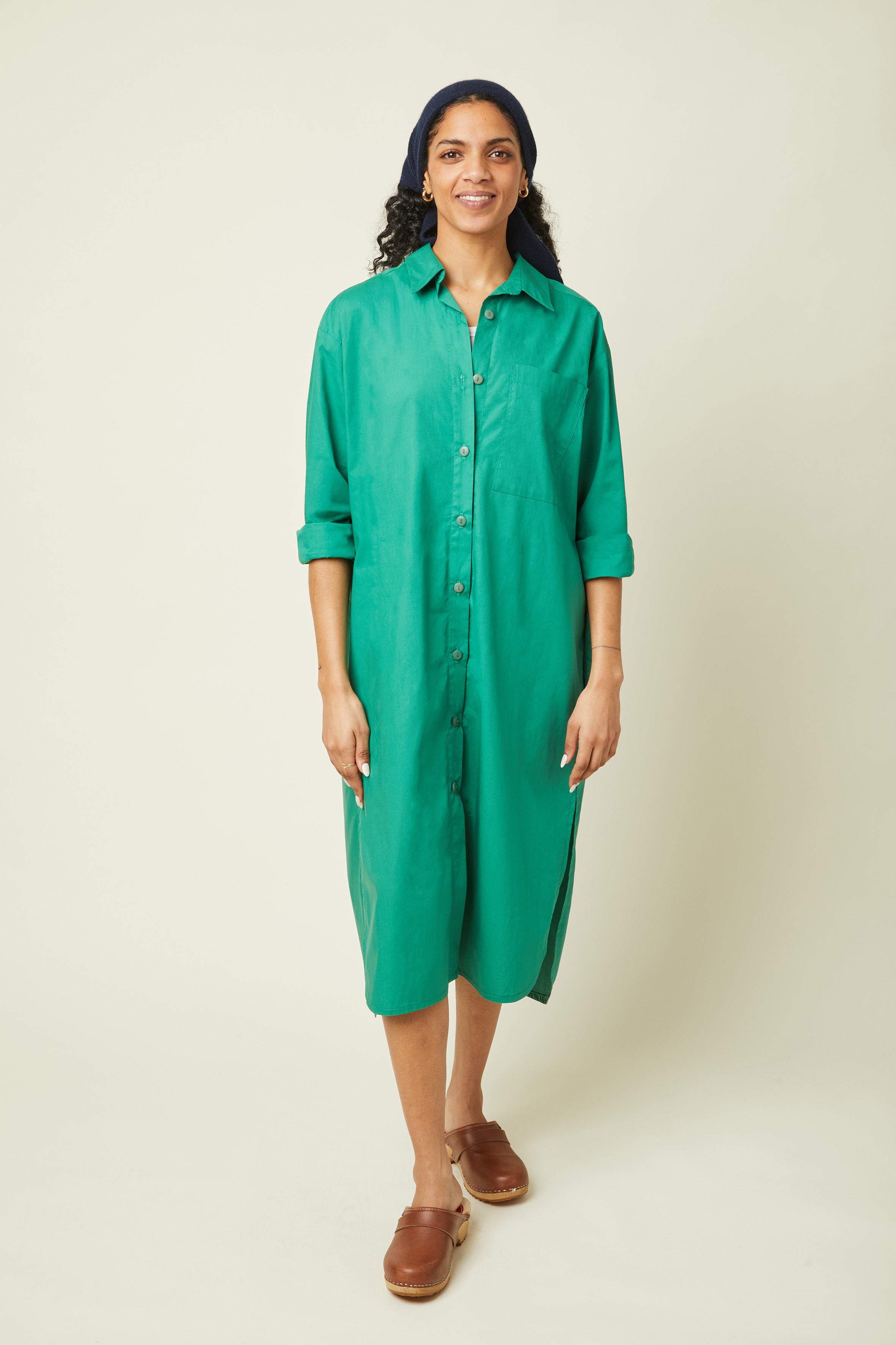 Shirt Dress pattern – Woman, front view, dress shirt emerald green buttoned, long sleeves, beige background – Atelier Brunette