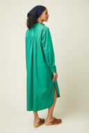 Patron Robe Chemise – Femme de dos, robe chemise verte émeraude, dos froncé, turban marine, fond beige – Atelier Brunette