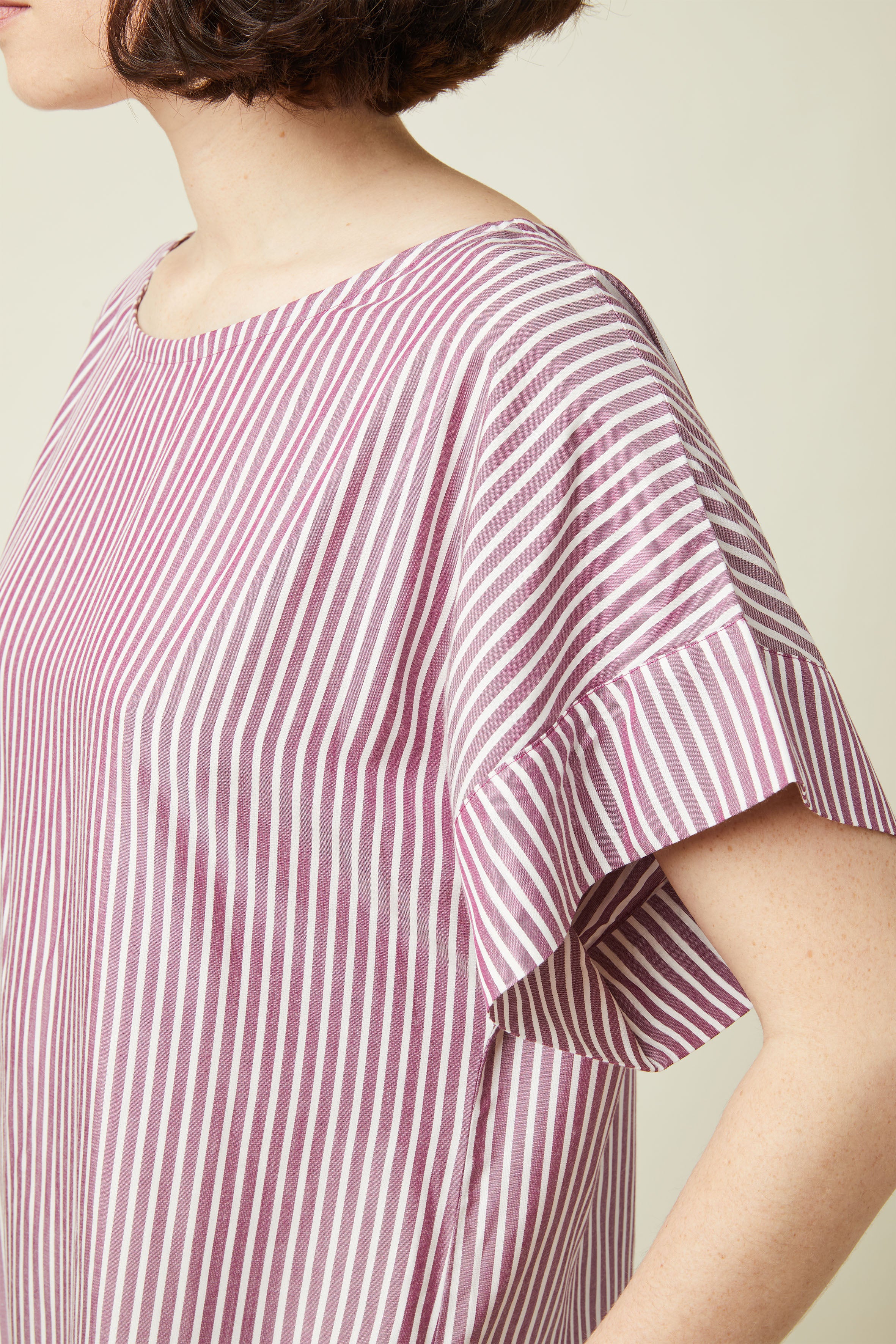 Patron La Robe de plage – détail encolure ronde et manche kimono, tissu rayé bordeaux – Atelier Brunette