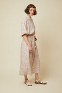 Patron Robe Zippée – vue buste 3/4, robe imprimée coloris sable, ceinture cordelière – Atelier Brunette
