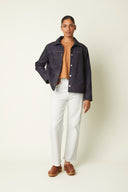 Patron Veste – vue de face, veste denim indigo coutures oranges, top caramel, jean blanc, sabots – Atelier Brunette
