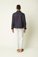 Patron Veste – vue de dos, veste denim indigo coutures oranges, jean blanc, sabots caramel – Atelier Brunette