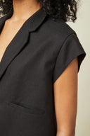 Patron Veste Spencer – gros plan col et mancheron, veste spencer noire, vue 3/4 gauche – Atelier Brunette