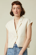 Patron Veste Spencer – vue de face, veste spencer écrue, col tailleur croisé, cheveux mi-courts – Atelier Brunette