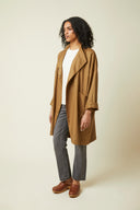 Patron Veste Troublante – vue de face 3/4, coloris caramel portée avec jean gris – Atelier Brunette