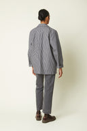 Patron Blazer – vue de dos, blazer oversize rayé gris, col tailleur, jean gris anthracite – Atelier Brunette