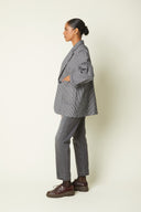 Patron Blazer – vue de profil gauche, blazer oversize rayé gris, coupe ample, pantalon gris – Atelier Brunette