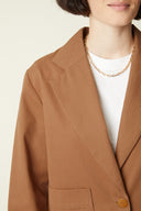 Patron Blazer – gros plan buste, blazer camel col tailleur, t-shirt blanc, collier chaîne dorée – Atelier Brunette