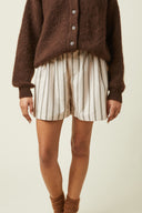 Patron Boxer – vue de face, short boxer rayé beige blanc, ceinture élastique, cardigan marron – Atelier Brunette