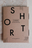 Patron LE Boxer – Étui kraft imprimé lettrage SHORT, logo Atelier Brunette, fond béton – Atelier Brunette