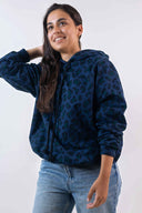 Patron Le Hoodie – Femme de face, hoodie oversize imprimé léopard bleu marine, capuche, fond blanc – Atelier Brunette