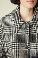 Patron Le Manteau – Détail manche et poche, manteau tartan brun/noir, manchette boutonnée, pull écru – Atelier Brunette