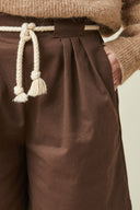 Patron Le Pantalon Short – Short large marron chocolat taille haute, ceinture cordelette, pull camel – Atelier Brunette