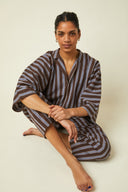 Pyjamas pattern – model seated, set pyjamas striped brown and blue, top kimono 3/4 sleeves and short – Atelier Brunette
