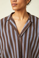 Pyjamas pattern – close-up bust, brown and blue striped kimono top, V-cut tailored collar – Atelier Brunette