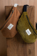 Patron Sac Banane – Deux sacs côte à côte fond bois, velours caramel et kaki, anses marine et blanche – Atelier Brunette