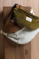 Patron Sac Banane – Trois sacs superposés fond bois, velours kaki, velours caramel et lin écru – Atelier Brunette
