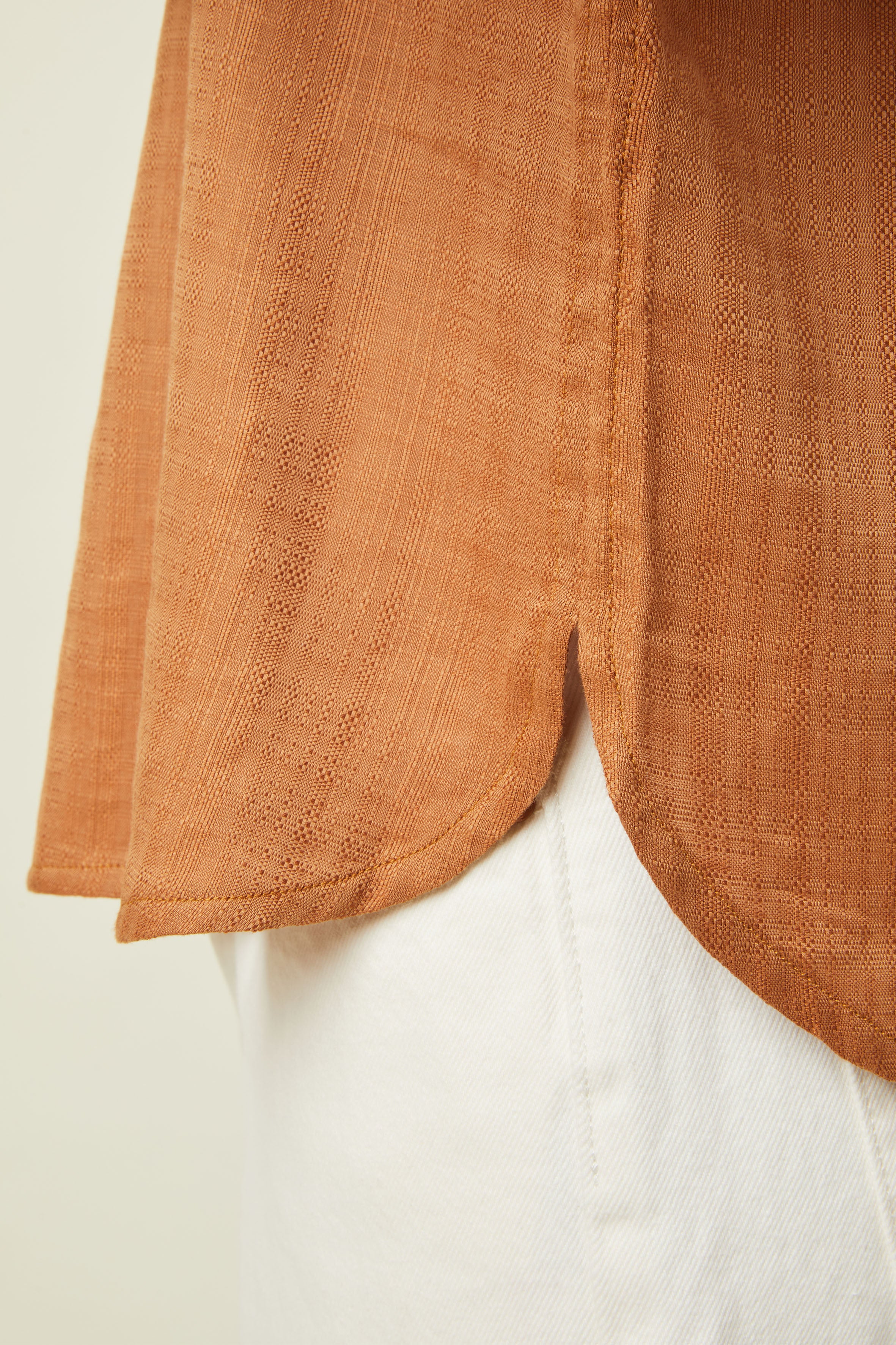Patron Le Top Oversize – Détail bas du top, haut uni terracotta ourlet arrondi, fente latérale visible – Atelier Brunette