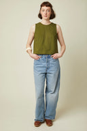 Patron Top – vue de face, top kaki trapèze, encolure ronde, fente boutonnage côté, jean – Atelier Brunette