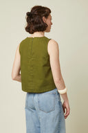 Patron Top – vue de dos, top kaki, zip invisible dos, jean bleu – Atelier Brunette