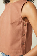 Patron Top – gros plan côté droit, top terracotta, détail boutonnage latéral – Atelier Brunette