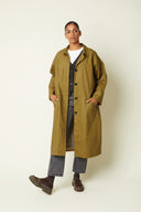 Trench Coat pattern – front view, trench khaki long, shirt collar, button placket, grey jeans, derby shoes burgundy – Atelier Brunette