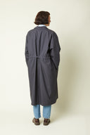 Trench Coat pattern – back view, trench grey charcoal grey long, drawstring waist at the back, blue jeans – Atelier Brunette