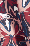 Gros plan sur l'imprimé floral graphique marine, terracotta et bleu du tissu viscose Hilma River.