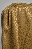 Gros plan sur le tissu jacquard de viscose Leony imprimé léopard camel et doré.